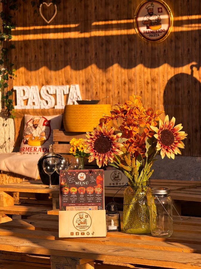 Tisch mit Sonnenblumen im Abendlicht