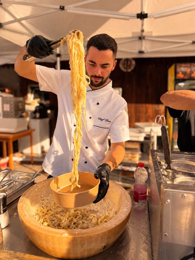 Die Pasta wird in die Schale gehoben
